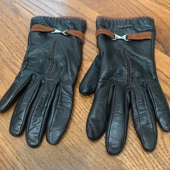 Accessories - Winter gloves.